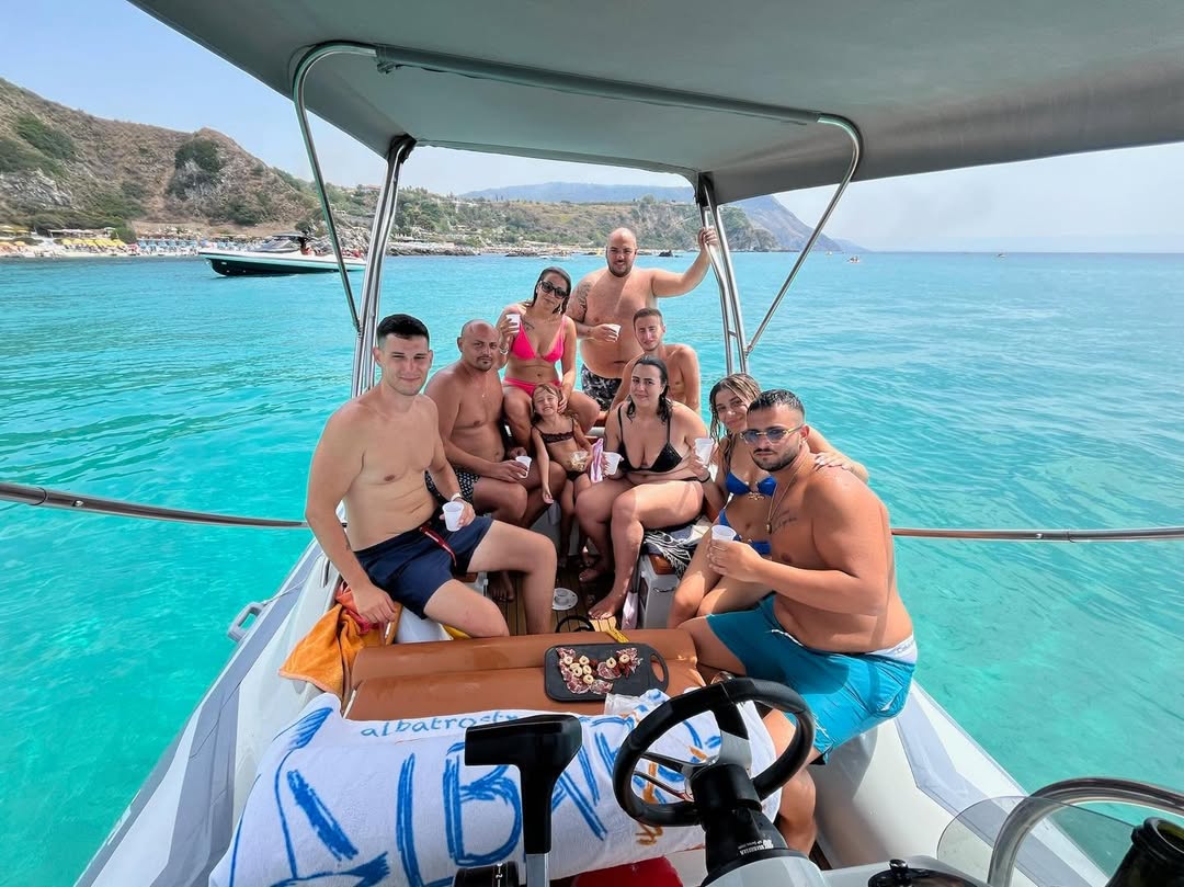 Vista aerea della costa con gommone al centro