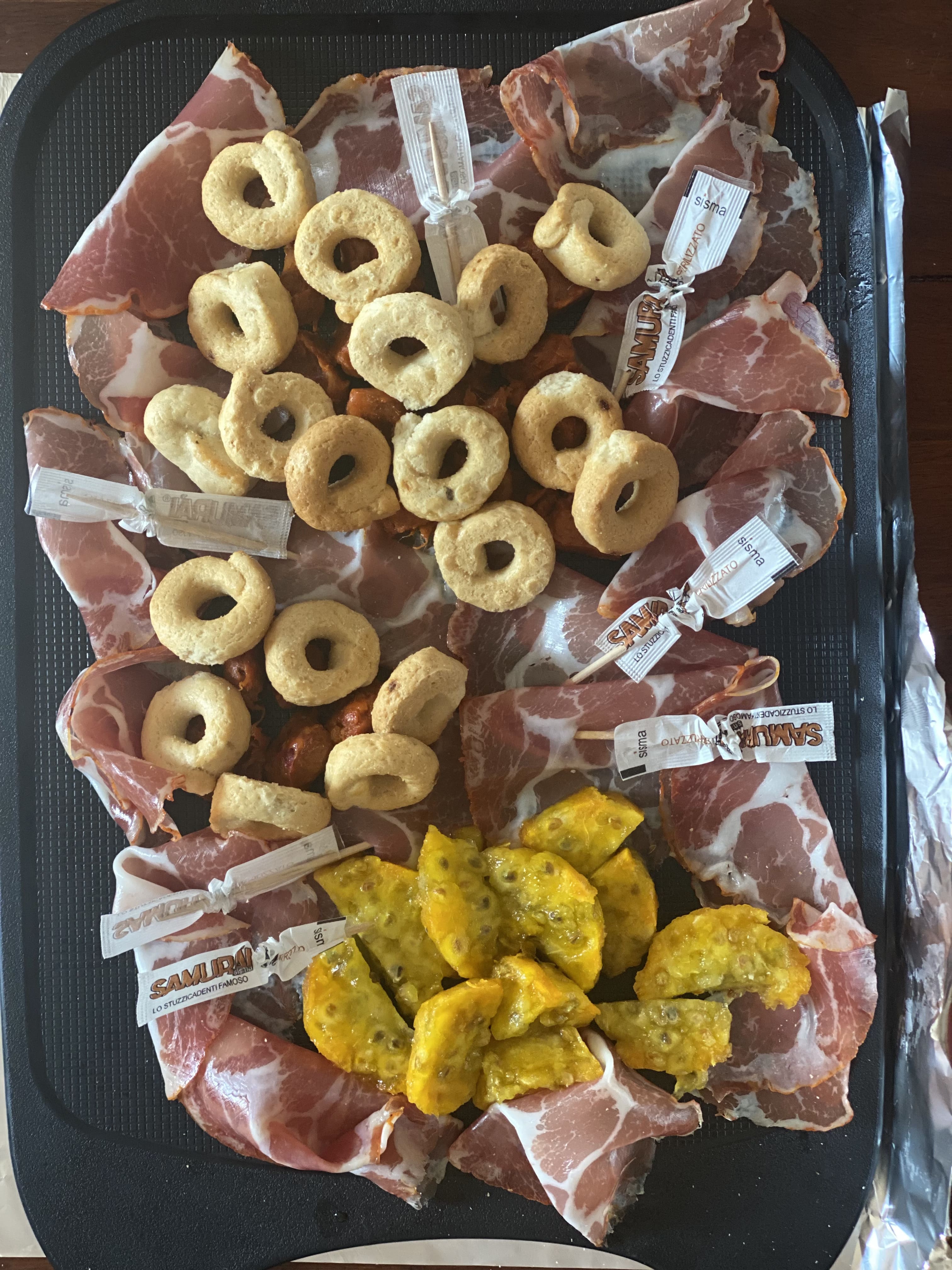 Aperitivo servito sul prendisole del gommone