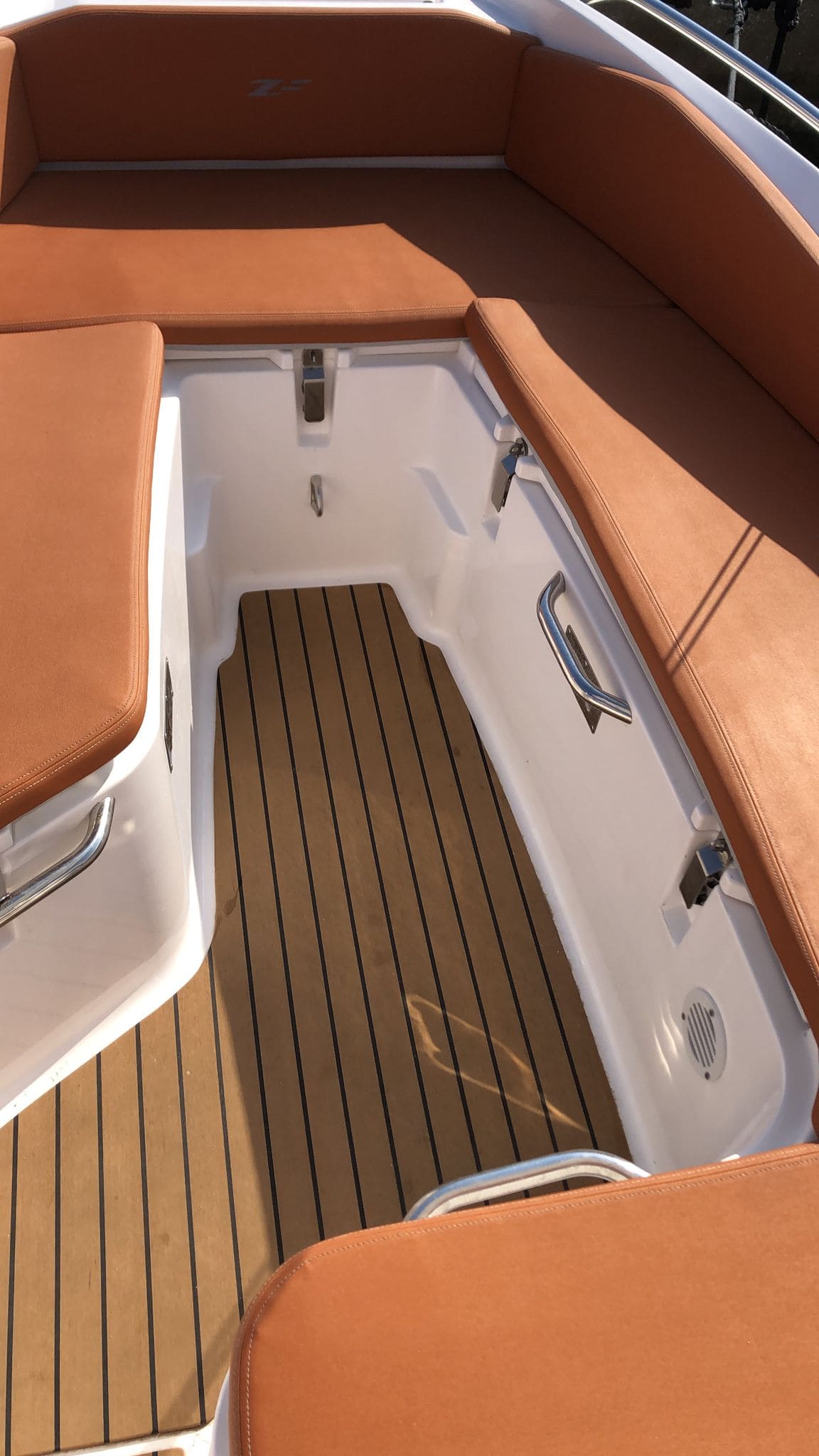 Cucinetta e area servizi del gommone