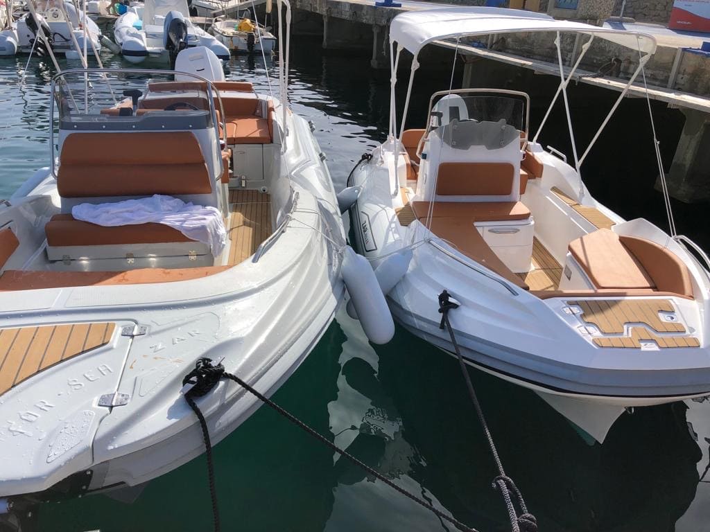 Vista aerea del gommone in rada