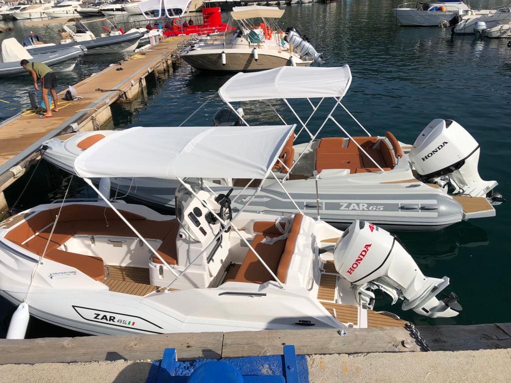 Sedute a poppa con tavolino montato