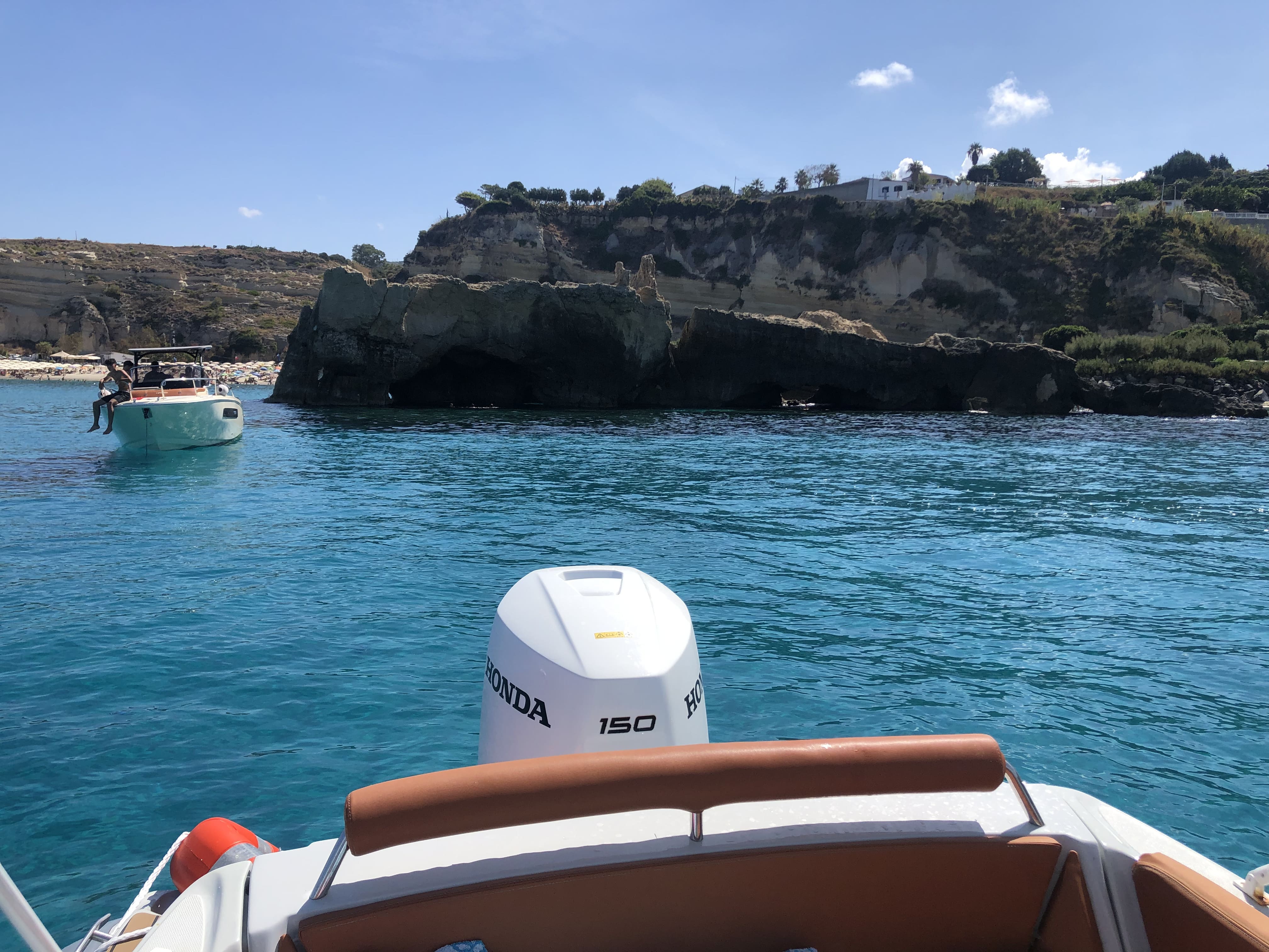 Gommone all’ancora vicino alla costa