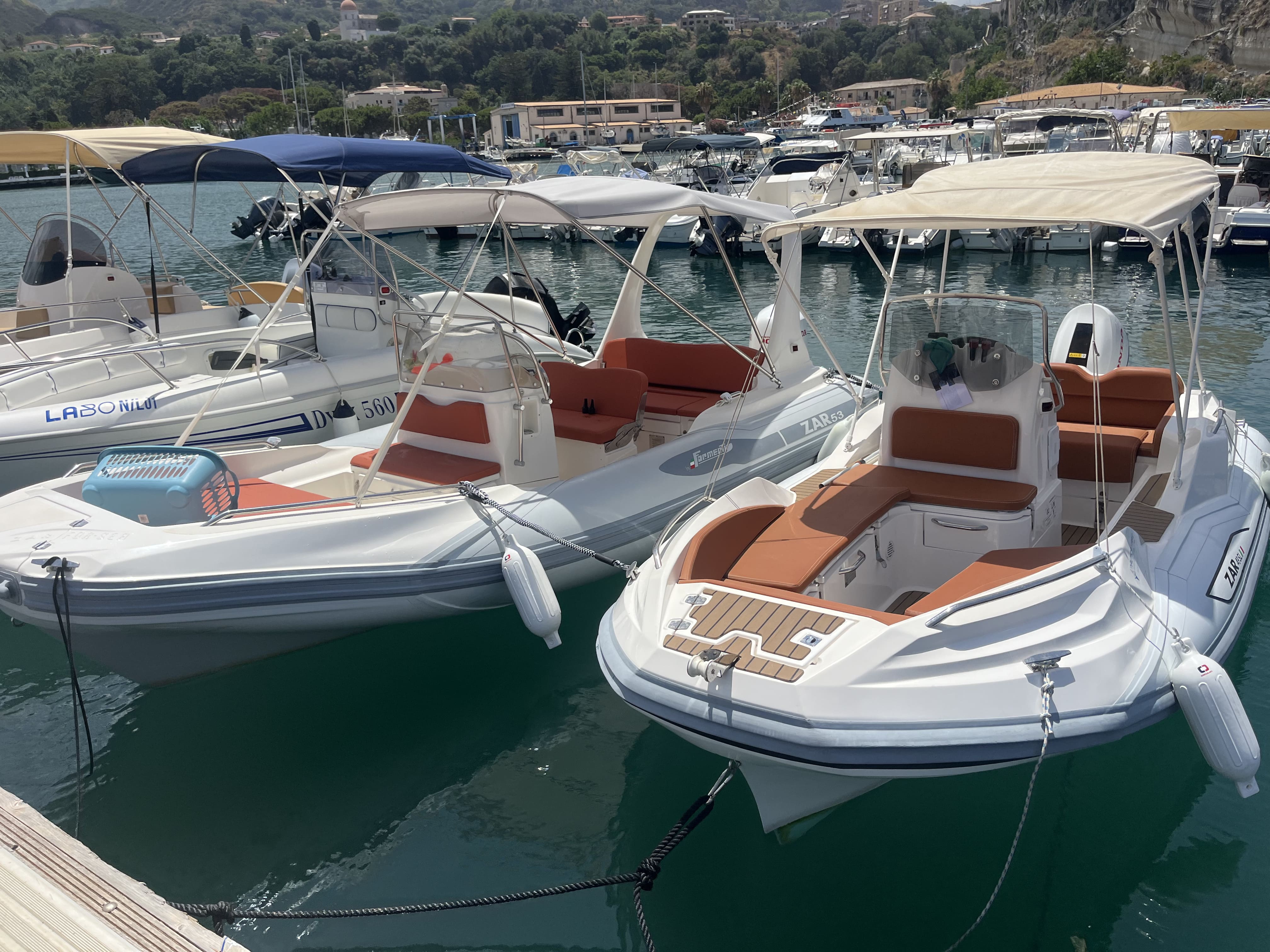 Dettaglio poggiareni della postazione guida