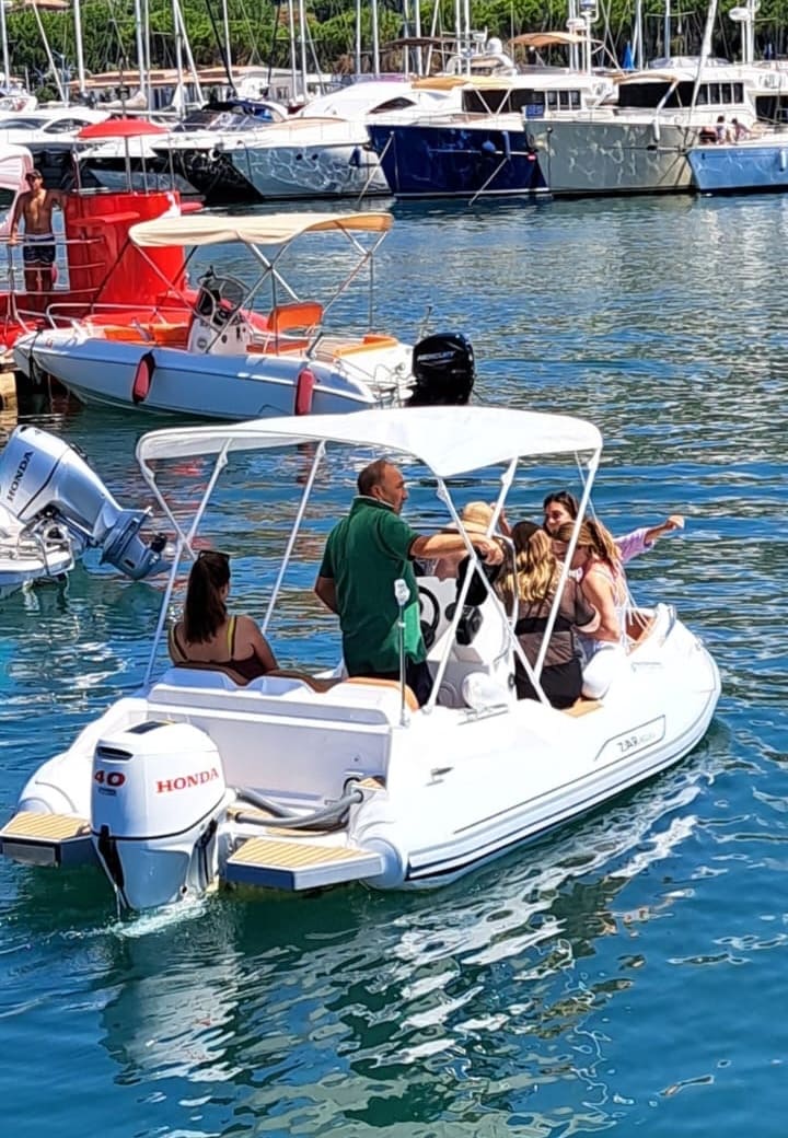 Prua del gommone trasformata in solarium