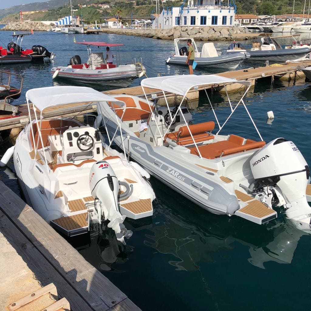 Zona living a poppa con tavolino e sedute