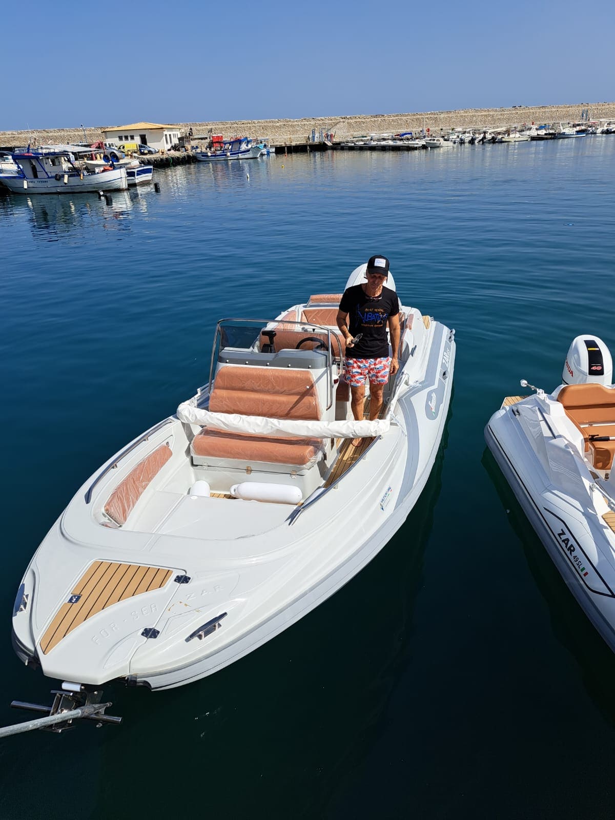 Postazione guida con volante e strumentazione