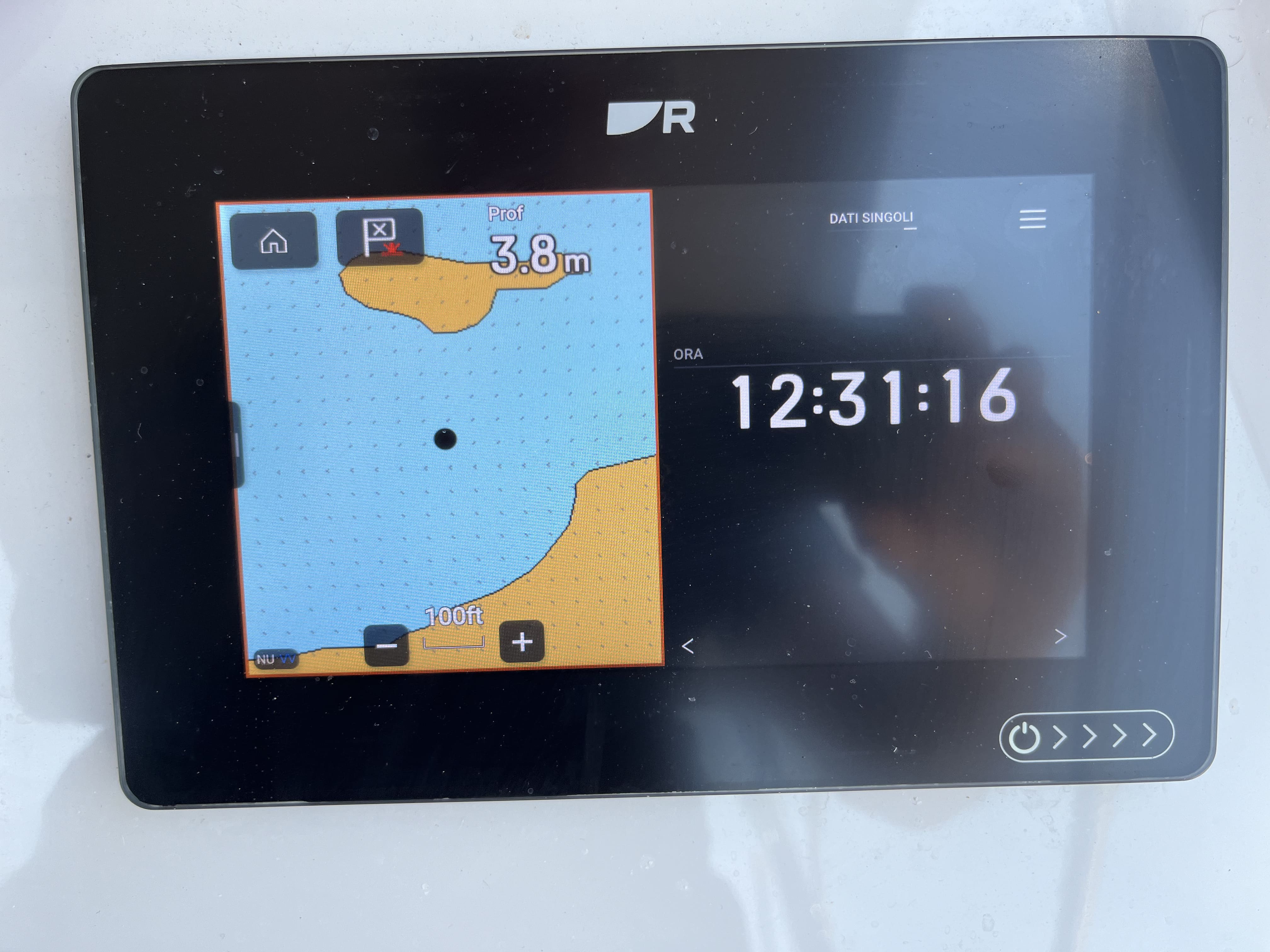 Console del gommone con doppio display GPS