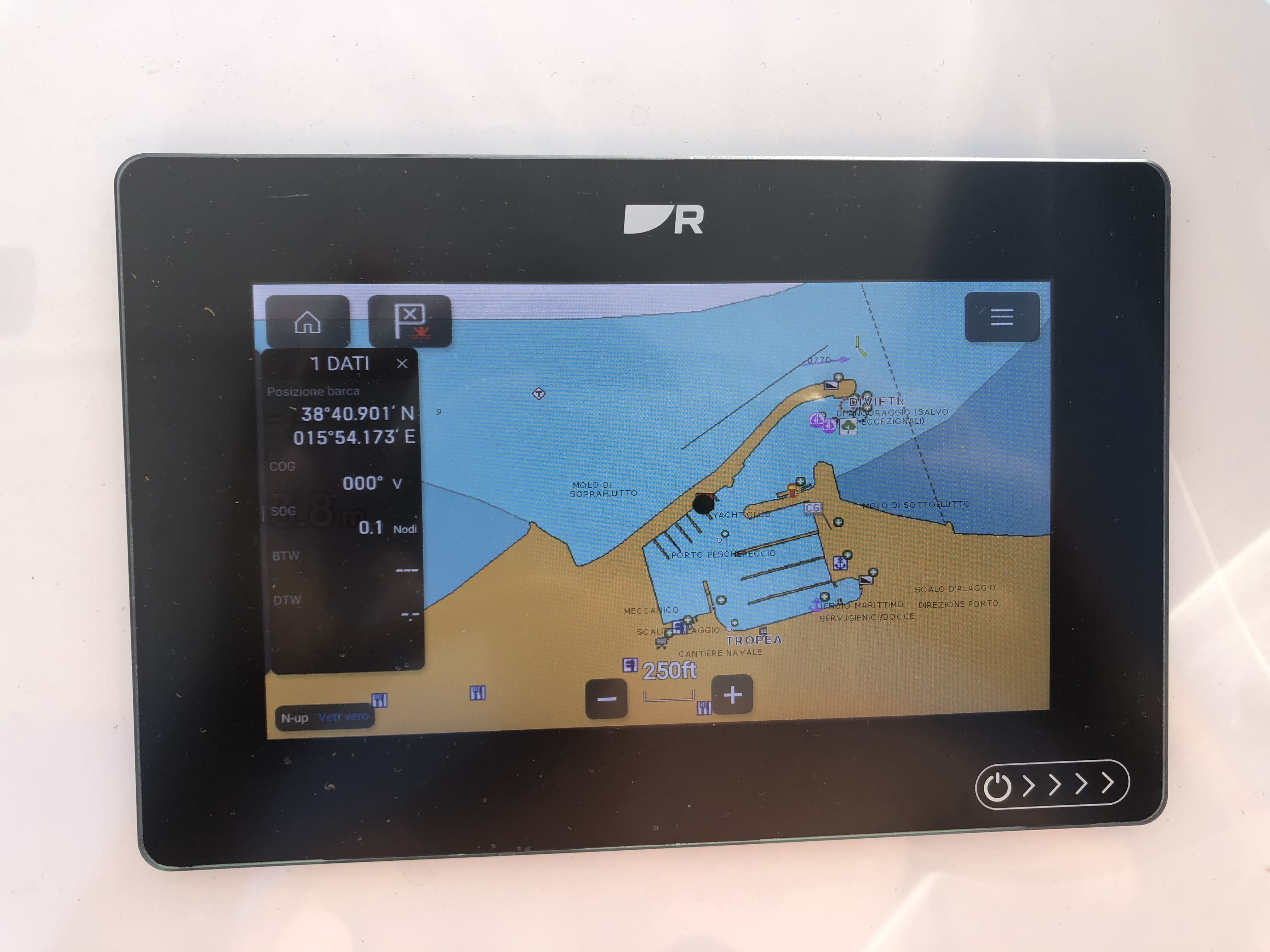 Strumentazione con ecoscandaglio e VHF