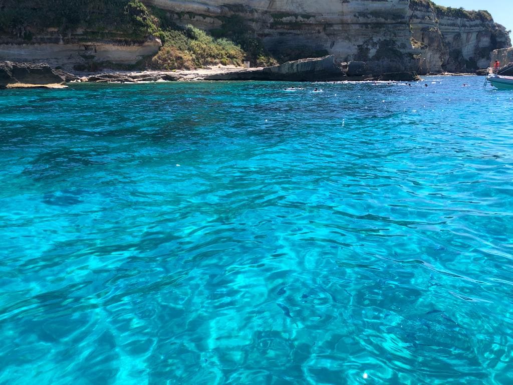 Costa frastagliata con mare calmo al mattino