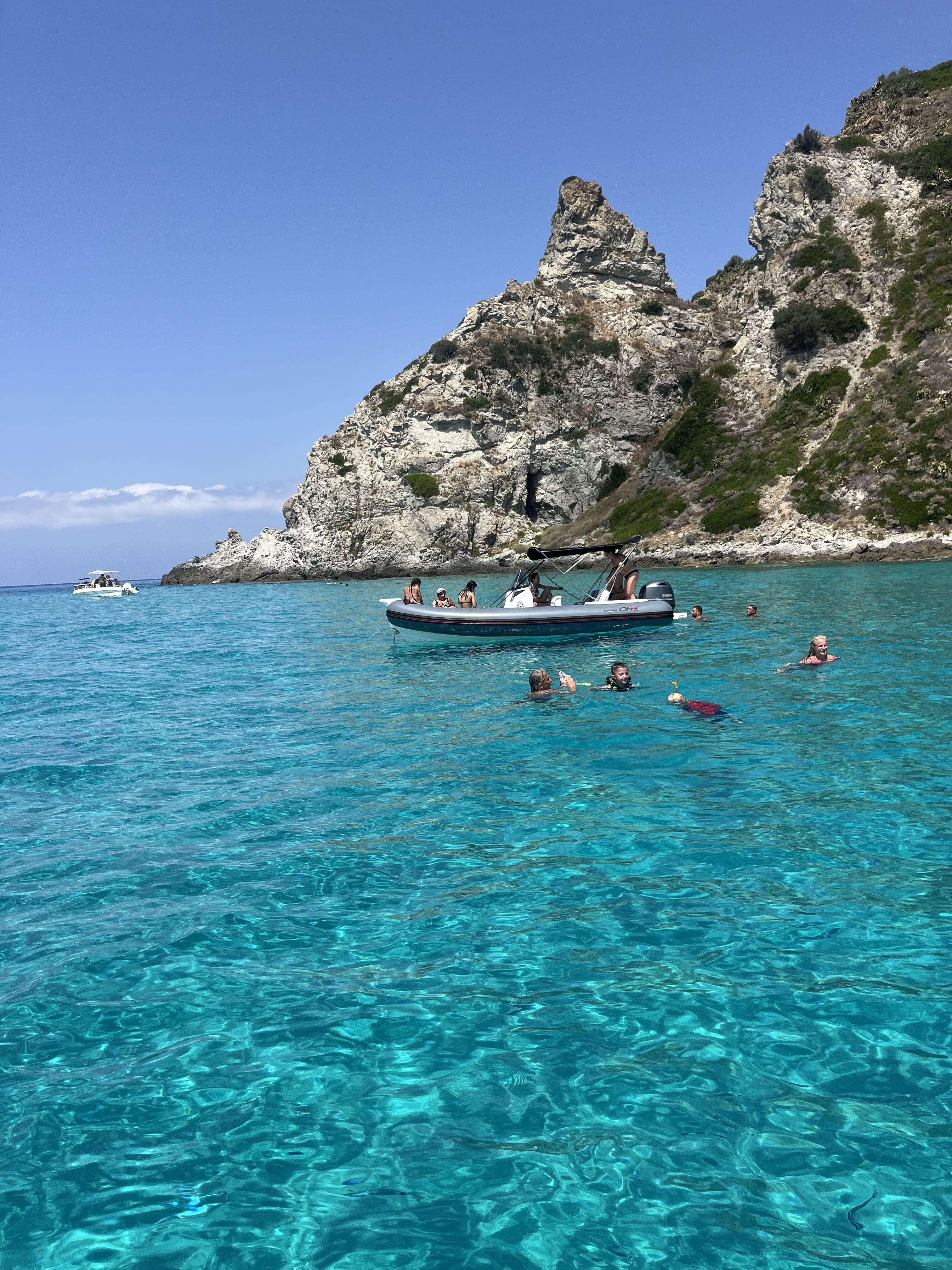 Caletta nascosta tra le rocce della Costa degli Dei