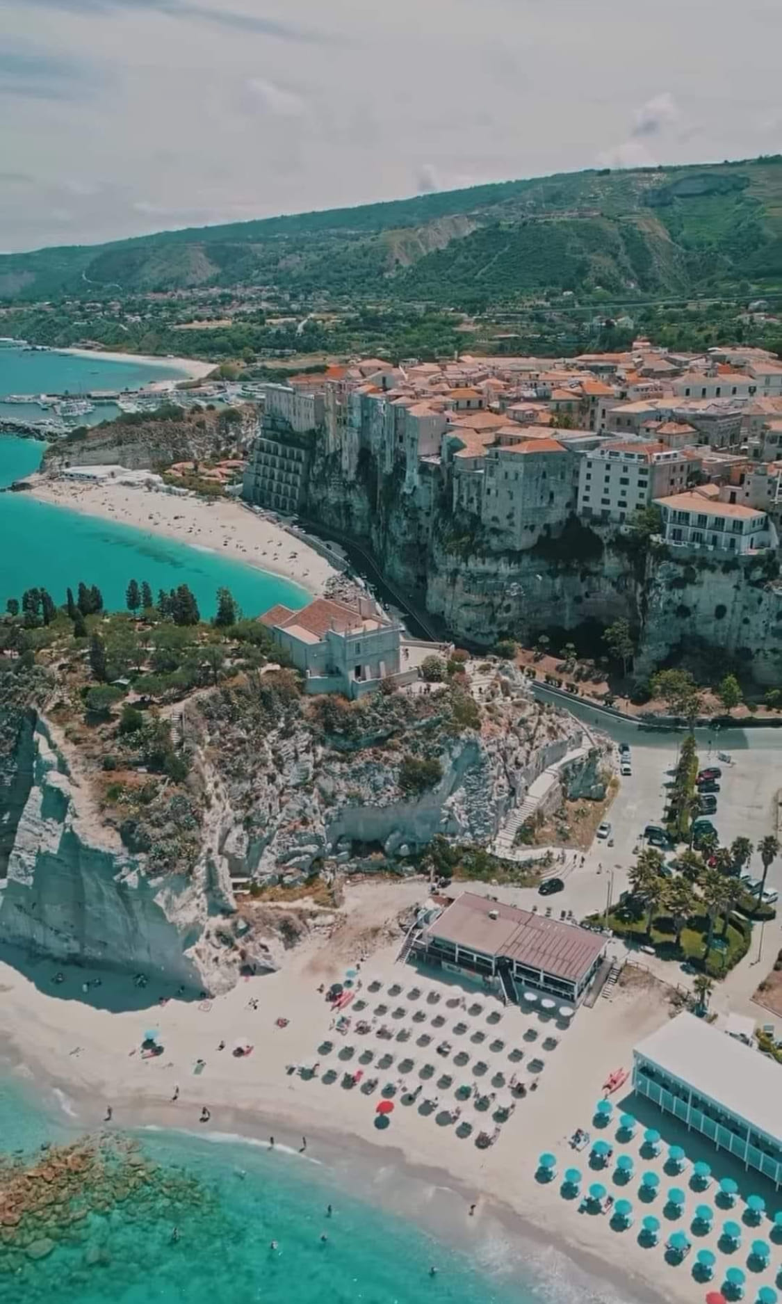 Costa illuminata con ultime luci della sera