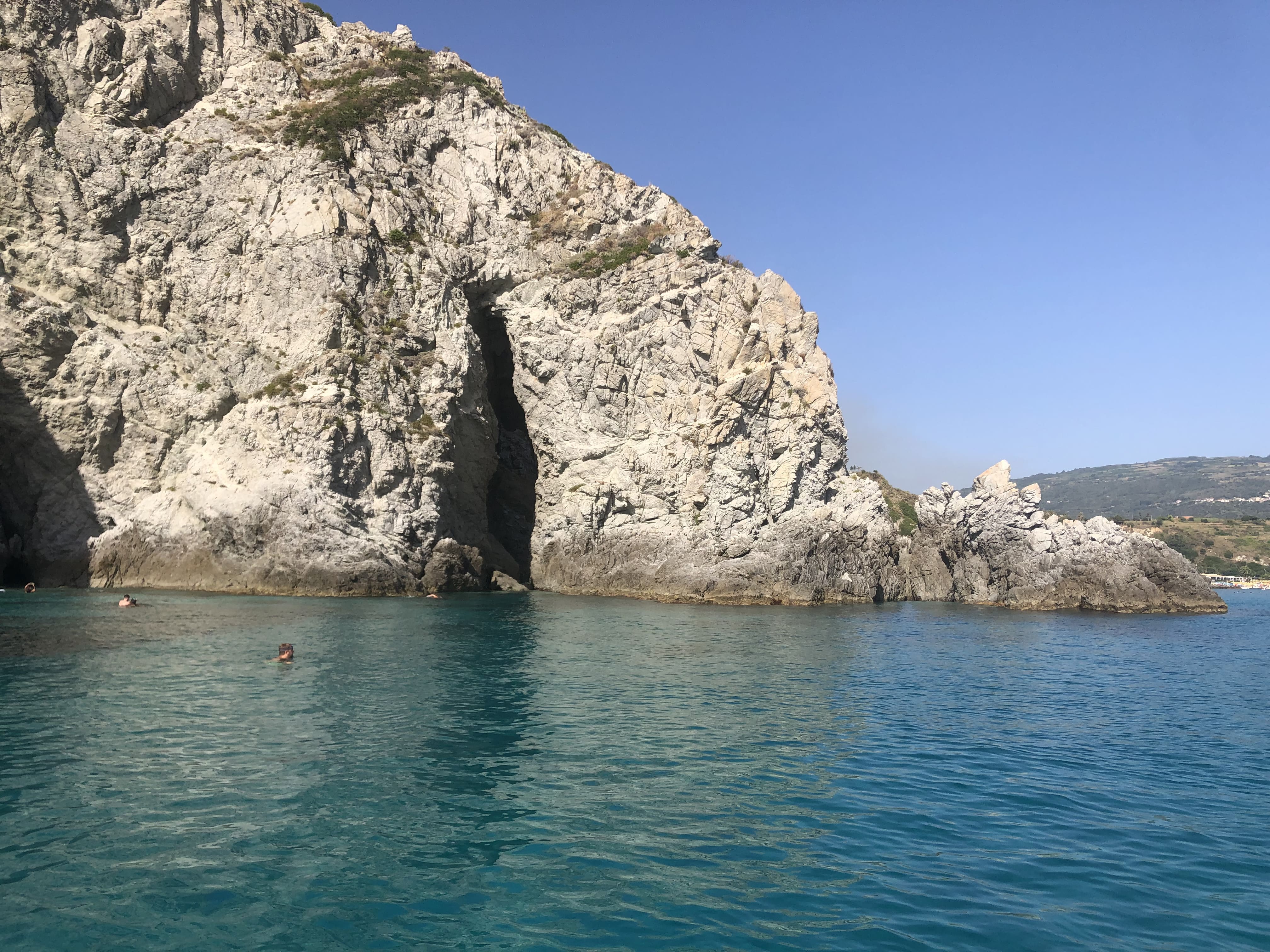 Spiaggetta riparata lungo la costa