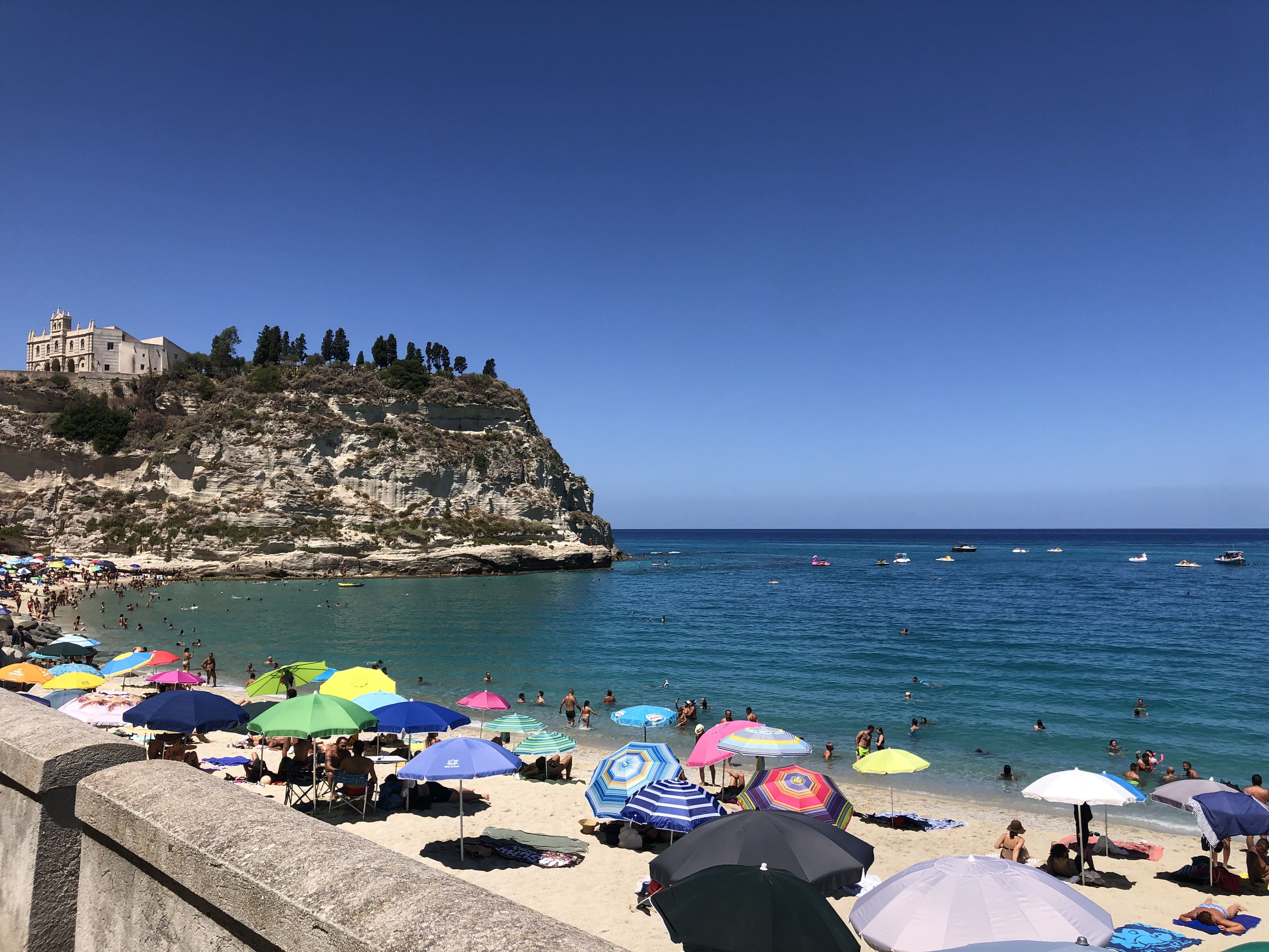 Scoglio affiorante e mare limpido