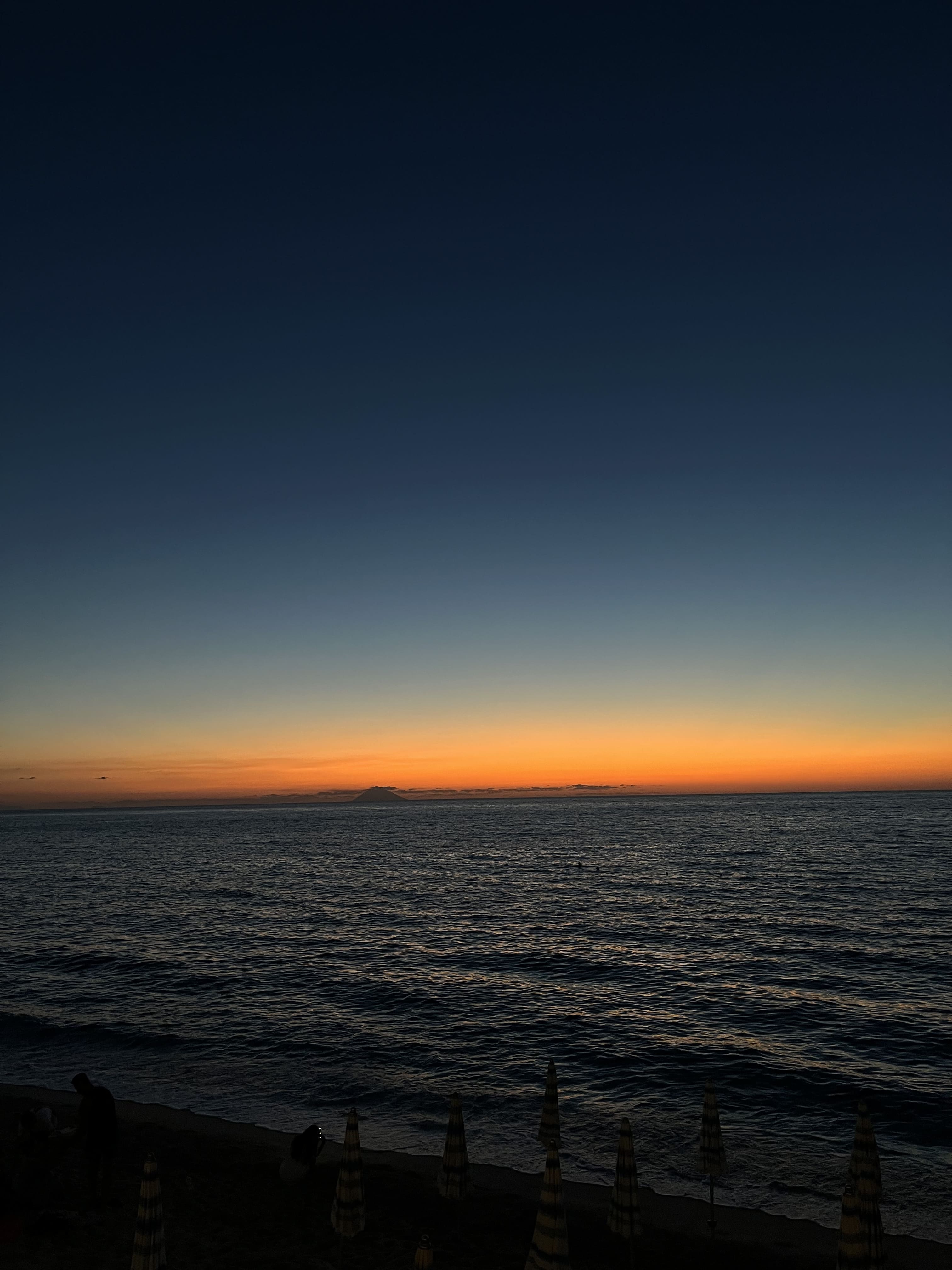 Brindisi al tramonto con luci soft